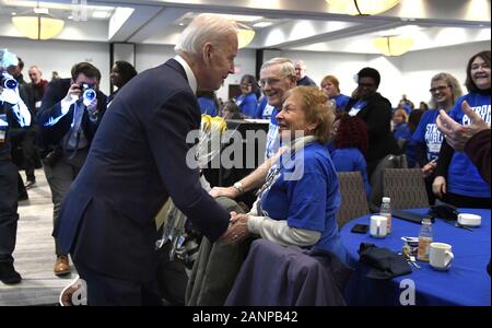 Des Moines, USA. 18 Jan, 2020. 2020 Demokratische Präsidentschaftskandidat der ehemalige Vizepräsident Joe Biden schüttelt Hände mit Joyce Bonnell, 79, eine Schulcafeteria Arbeiter, wie er bei einer Iowa State Education Association Konferenz in Des Moines, Iowa, Samstag, 18. Januar 2020 endet. Kandidaten weiter Kampagne als erste Iowa-in-der-nation Caucuses am 3. Februar. Foto von Mike Theiler/UPI Quelle: UPI/Alamy leben Nachrichten Stockfoto