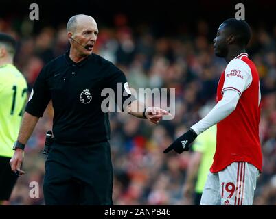 London, Großbritannien. 18 Jan, 2020. LONDON, ENGLAND - Januar 18: Schiedsrichter Mike Dean, seine 500 Spiel während der Englischen Premier League Spiel zwischen Arsenal und Sheffield United am 18. Januar 2020 im Emirates Stadium in London, England. Credit: Aktion Foto Sport/Alamy leben Nachrichten Stockfoto