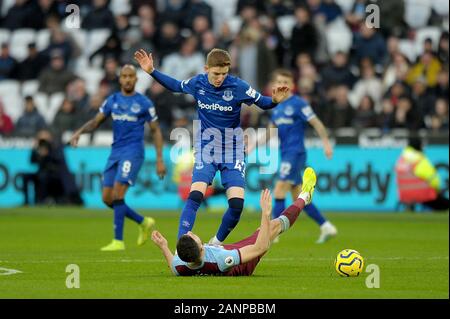 Das Stadion in London, London, Großbritannien. 18. Jan 2020. Robert Snodgrass West Ham Utd ist von Anthony Gordon von Everton während der West Ham gebracht vs Everton, Premier League Match an der London Stadion vom 18. Januar 2020 - EDITORIAL NUR VERWENDEN Keine Verwendung mit nicht autorisierten Audio-, Video-, Daten-, Spielpläne (außerhalb der EU), Verein/liga Logos oder "live" Dienstleistungen. On-line-in-Verwendung beschränkt auf 45 Bildern (+15 in zusätzliche Zeit). Kein Einsatz zu emulieren, bewegte Bilder. Keine Verwendung in Wetten, Spiele oder einzelne Verein/Liga/player Publikationen/Dienstleistungen - Credit: Martin Dalton/Alamy leben Nachrichten Stockfoto