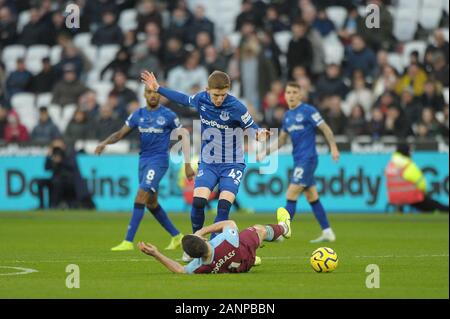 Das Stadion in London, London, Großbritannien. 18. Jan 2020. Robert Snodgrass West Ham Utd ist von Anthony Gordon von Everton während der West Ham gebracht vs Everton, Premier League Match an der London Stadion vom 18. Januar 2020 - EDITORIAL NUR VERWENDEN Keine Verwendung mit nicht autorisierten Audio-, Video-, Daten-, Spielpläne (außerhalb der EU), Verein/liga Logos oder "live" Dienstleistungen. On-line-in-Verwendung beschränkt auf 45 Bildern (+15 in zusätzliche Zeit). Kein Einsatz zu emulieren, bewegte Bilder. Keine Verwendung in Wetten, Spiele oder einzelne Verein/Liga/player Publikationen/Dienstleistungen - Credit: Martin Dalton/Alamy leben Nachrichten Stockfoto