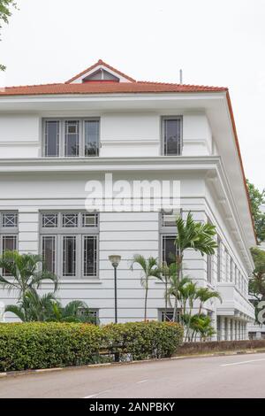 Außenansicht und Eingang zum Gebäude des College of Medicine in Singapur Stockfoto