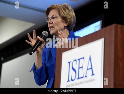 Des Moines, USA. 18 Jan, 2020. 2020 Demokratische Präsidentschaftskandidat sen Elizabeth Warren von Massachusetts macht bei einer Iowa State Education Association Konferenz in Des Moines, Iowa, Samstag, 18. Januar 2020. Kandidaten weiter Kampagne als erste Iowa-in-der-nation Caucuses am 3. Februar. Foto von Mike Theiler/UPI Quelle: UPI/Alamy leben Nachrichten Stockfoto