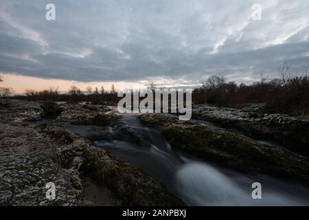 Flusslandschaft am Abend in süddeutschland, am rhein. Stockfoto