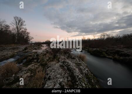 Flusslandschaft am Abend in süddeutschland, am rhein. Stockfoto