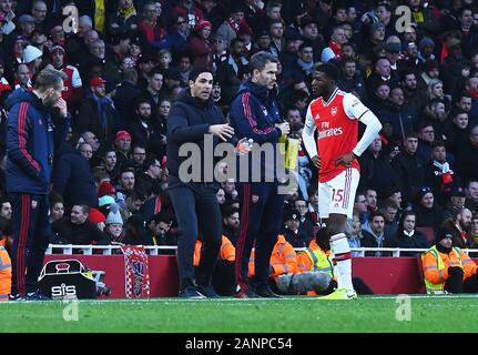 LONDON, ENGLAND - 18. JANUAR 2020: Arsenal Haupttrainer Mikel Arteta und Ainsley Maitland-Niles von Arsenal dargestellt während der 2019/20 Premier League Spiel zwischen Arsenal FC und Sheffield United FC im Emirates Stadion. Stockfoto