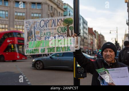 Oxford Circus, London. 17 Jan, 2020. Umwelt Kampagne Gruppe Erde UK Treffen am Oxford Circus für ein Geräusch Demonstration, Naming und shaming Klima zerstören Unternehmen und Konzerne. Penelope Barritt/Alamy leben Nachrichten Stockfoto