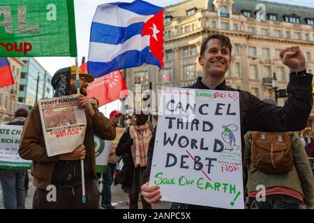 Oxford Circus, London. 17 Jan, 2020. Umwelt Kampagne Gruppe Erde UK Treffen am Oxford Circus für ein Geräusch Demonstration, Naming und shaming Klima zerstören Unternehmen und Konzerne. Penelope Barritt/Alamy leben Nachrichten Stockfoto