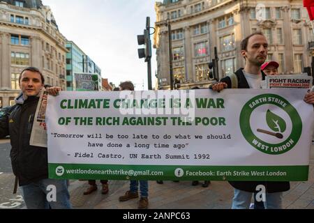 Oxford Circus, London. 17 Jan, 2020. Umwelt Kampagne Gruppe Erde UK Treffen am Oxford Circus für ein Geräusch Demonstration, Naming und shaming Klima zerstören Unternehmen und Konzerne. Penelope Barritt/Alamy leben Nachrichten Stockfoto