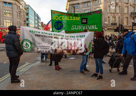 Oxford Circus, London. 17 Jan, 2020. Umwelt Kampagne Gruppe Erde UK Treffen am Oxford Circus für ein Geräusch Demonstration, Naming und shaming Klima zerstören Unternehmen und Konzerne. Penelope Barritt/Alamy leben Nachrichten Stockfoto