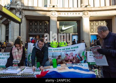 Oxford Circus, London. 17 Jan, 2020. Umwelt Kampagne Gruppe Erde UK Treffen am Oxford Circus für ein Geräusch Demonstration, Naming und shaming Klima zerstören Unternehmen und Konzerne. Penelope Barritt/Alamy leben Nachrichten Stockfoto