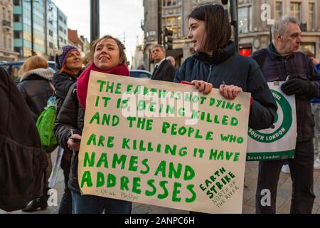 Oxford Circus, London. 17 Jan, 2020. Umwelt Kampagne Gruppe Erde UK Treffen am Oxford Circus für ein Geräusch Demonstration, Naming und shaming Klima zerstören Unternehmen und Konzerne. Penelope Barritt/Alamy leben Nachrichten Stockfoto