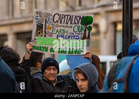 Oxford Circus, London. 17 Jan, 2020. Umwelt Kampagne Gruppe Erde UK Treffen am Oxford Circus für ein Geräusch Demonstration, Naming und shaming Klima zerstören Unternehmen und Konzerne. Penelope Barritt/Alamy leben Nachrichten Stockfoto