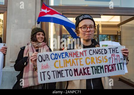 Oxford Circus, London. 17 Jan, 2020. Umwelt Kampagne Gruppe Erde UK Treffen am Oxford Circus für ein Geräusch Demonstration, Naming und shaming Klima zerstören Unternehmen und Konzerne. Penelope Barritt/Alamy leben Nachrichten Stockfoto