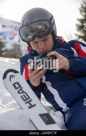 Der alpine Mannschafts-Skifahrer Jack Cunningham beobachtet die OIS-Übertragung des Herren-Riesenslaloms während der Jugendolympiade 2020 in Lausanne am 13.1.20 Stockfoto