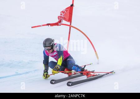 Der alpine Mannschafts-Skifahrer Jack Cunningham (17) tritt während des Herren-Giganten-Slaloms bei den Jugend-Olympischen Spielen in Lausanne 2020 am 13. Januar 2020 an Stockfoto