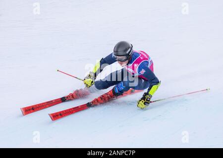 Der alpine Mannschafts-Skifahrer Jack Cunningham (17) tritt während des Herren-Giganten-Slaloms bei den Jugend-Olympischen Spielen in Lausanne 2020 am 13. Januar 2020 an Stockfoto