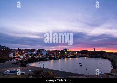 Dunbar, East Lothian, Schottland, Vereinigtes Königreich, Januar 2020 18. UK Wetter: Sonnenuntergang über Dunbar Hafen mit Fischerbooten und die Ruine der Dunbar Castle Stockfoto