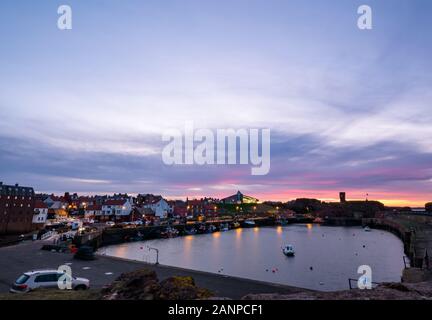 Dunbar, East Lothian, Schottland, Vereinigtes Königreich, Januar 2020 18. UK Wetter: Sonnenuntergang über Dunbar Hafen mit Fischerbooten und die Ruine der Dunbar Castle Stockfoto