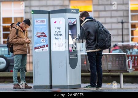 Edinburgh Trams Ticket-Maschine, Leute, die Tickets kaufen, kontaktieren Sie weniger Stockfoto