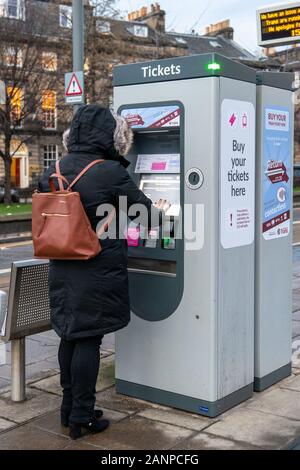 Edinburgh Trams Ticket-Maschine, Leute, die Tickets kaufen, kontaktieren Sie weniger Stockfoto