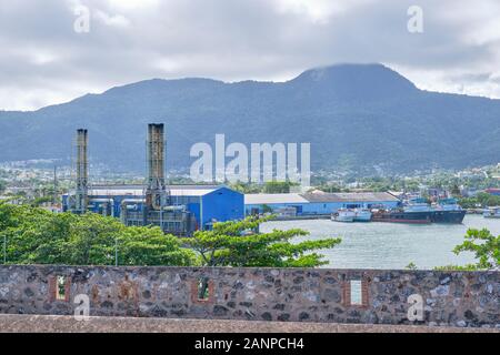 Blick auf den Hafen von Puerto Plata Dominikanische Republik zeigt einige industrielle Gebäude und Schiffe. Stockfoto