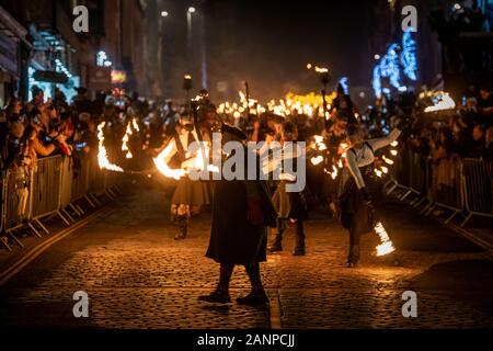 Edinburgh's Fackelzug, der Edinburgh's Hogmanay offiziell in Gang gebracht hat! Stockfoto