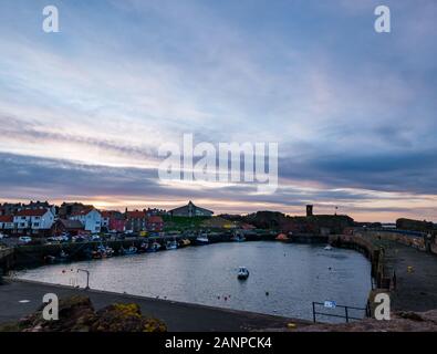 Dunbar, East Lothian, Schottland, Vereinigtes Königreich, Januar 2020 18. UK Wetter: Sonnenuntergang über Dunbar Hafen mit Fischerbooten und die Ruine der Dunbar Castle Stockfoto