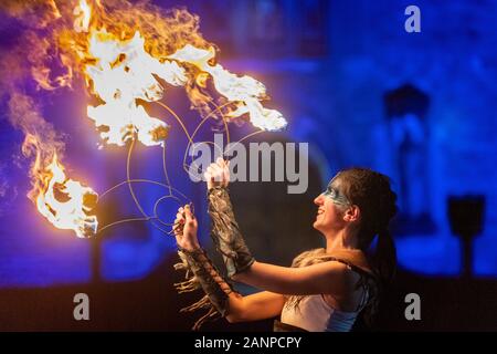 Edinburgh's Fackelzug, der Edinburgh's Hogmanay offiziell in Gang gebracht hat! Stockfoto