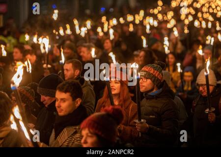 Edinburgh's Fackelzug, der Edinburgh's Hogmanay offiziell in Gang gebracht hat! Stockfoto