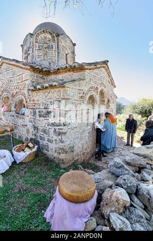 Große, runde Brote der traditionelle "Artos Brot', Warten an einem griechisch-orthodoxen verteilt zu werden, heiligen Tag, Festival an der kleinen byzantinischen Chur Stockfoto