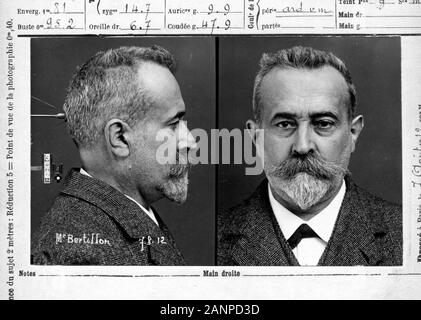 Alphonse Bertillon (1853 - 1914), Erfinder der mug Shot, französische Polizisten und Biometrie Forscher, die anthropologische Technik der Anthropometrie zur Durchsetzung von Rechtsvorschriften die Schaffung eines Systems zur Identifizierung auf physikalischen Messungen angewandt Stockfoto