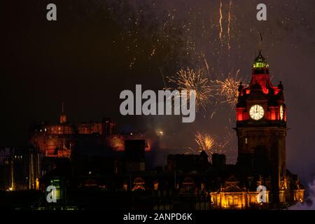 Der Winter überwirft Den Sommer vor tausenden Zuschauern auf dem Samhuinn Fire Festival in Edinburgh Tausende versammelten sich, um den Wintertriumph über Summ zu beobachten Stockfoto