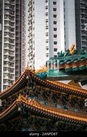 HongKong, China - November, 2019: Traditionelle chinesische Architektur im Wong Tai Sin Tempel mit modernen Wolkenkratzer in Hong Kong Stockfoto