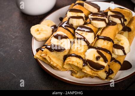 Pfannkuchen mit Schokolade und Banane. Stockfoto