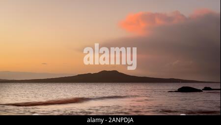 Blick auf Rangitoto Island vom Milford Beach Auckland Neuseeland Stockfoto