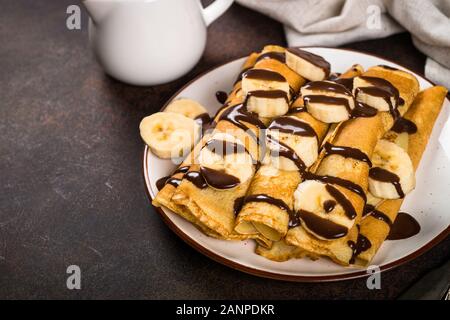 Pfannkuchen mit Schokolade und Banane. Stockfoto