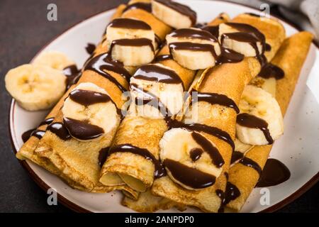 Pfannkuchen mit Schokolade und Banane. Stockfoto