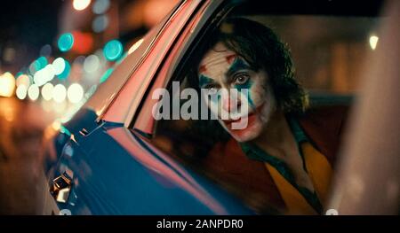 Joker (Arthur Fleck) von Joaquin Phoenix aus der Joker (2019) von Todd Phillips Regie gespielt. Drehen Film über einen Schauspieler, der wahnsinnig wird und verwandelt sich in einen Psychopathen aus. Stockfoto