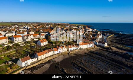 Luftaufnahme von drohne von pittenweem Fischerdorf im Osten Neuk von Fife, Schottland, Großbritannien Stockfoto