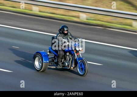 Ein 3-Rad Triking Motorrad Motorrad fahren auf der Autobahn M6 in der Nähe von Preston in Lancashire, Großbritannien Stockfoto