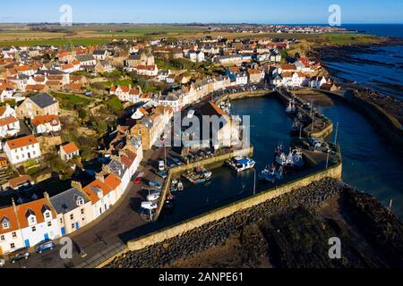 Luftaufnahme von drohne von pittenweem Fischerdorf im Osten Neuk von Fife, Schottland, Großbritannien Stockfoto