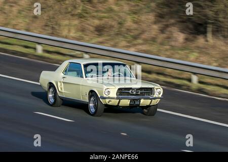 Gelber Oldtimer-Ford Mustang Bullitt aus den 1968 60er Jahren auf der Autobahn M6 in der Nähe von Preston in Lancashire, Großbritannien Stockfoto