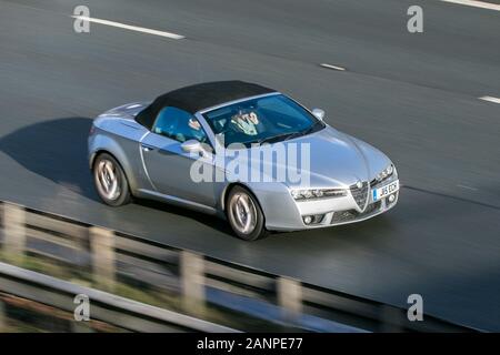 J15ECH 2007 Alfa Romeo Spider Jtdm Silver Diesel-Wagen, der auf der Autobahn M6 in der Nähe von Preston in Lancashire, Großbritannien fährt Stockfoto