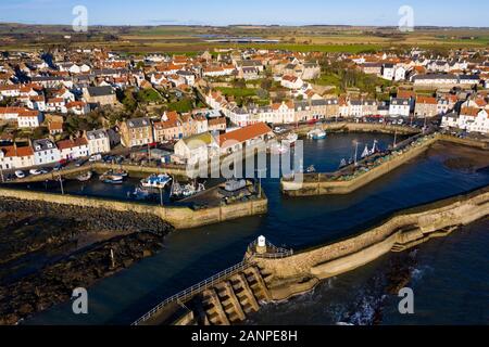 Luftaufnahme von drohne von pittenweem Fischerdorf im Osten Neuk von Fife, Schottland, Großbritannien Stockfoto