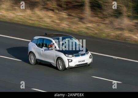 2015 BMW i3 Range Extender White Hybrid Electric auf der Autobahn M6 in der Nähe von Preston in Lancashire, Großbritannien Stockfoto