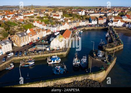 Luftaufnahme von drohne von pittenweem Fischerdorf im Osten Neuk von Fife, Schottland, Großbritannien Stockfoto