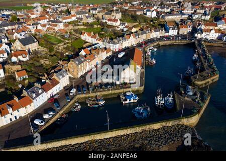 Luftaufnahme von drohne von pittenweem Fischerdorf im Osten Neuk von Fife, Schottland, Großbritannien Stockfoto