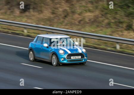 Mini Cooper D Blue Car Diesel auf der Autobahn M6 in der Nähe von Preston in Lancashire, Großbritannien Stockfoto