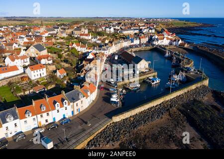 Luftaufnahme von drohne von pittenweem Fischerdorf im Osten Neuk von Fife, Schottland, Großbritannien Stockfoto