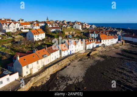 Luftaufnahme von drohne von pittenweem Fischerdorf im Osten Neuk von Fife, Schottland, Großbritannien Stockfoto